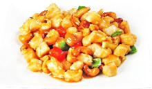 Stir-fried chicken and cashew nuts