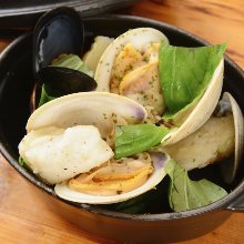 Shellfish steamed with white wine