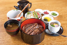 Grilled beef rice bowl meal set