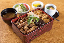 Sukiyaki served over rice in a lacquered box (meal set)