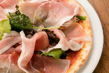 Raw ham pizza