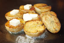 Steamed potatoes with butter