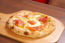 Prosciutto and codded egg pizza
