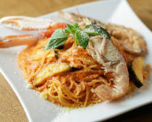 Pasta with freshwater prawns in tomato sauce