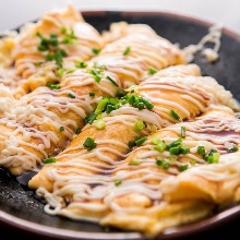 Tonpei-yaki (stir-fried cabbage and meat topped with egg)