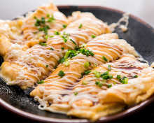 Tonpei-yaki (stir-fried cabbage and meat topped with egg)