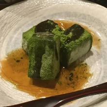 Warabimochi (bracken-starch dumpling covered in sweet, toasted soybean flour)