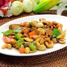 Stir-fried chicken and cashew nuts