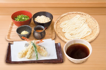 Wheat noodles with shrimp tempura