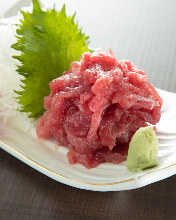 Nakaochi (tuna rib) scrape on the bone
