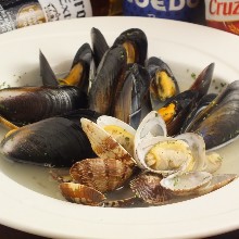 Shellfish steamed with white wine