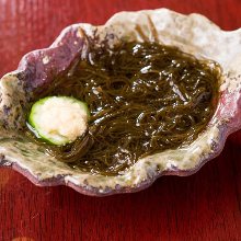 Mozuku seaweed dressed with vinegar