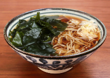 Buckwheat noodles served with seaweed