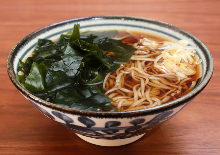 Buckwheat noodles served with seaweed