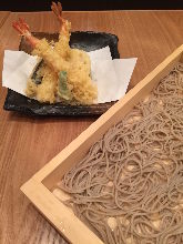 Buckwheat noodles with assorted tempura