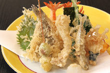 Assorted seafood tempura