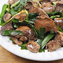 Stir-fried liver and garlic chives