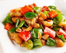 Stir-fried chicken and cashew nuts