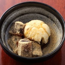 Brown sugar warabimochi (bracken-starch dumplings) with brown sugar syrup and vanilla ice cream