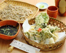 Buckwheat noodles served on a bamboo strainer with vegetable tempura