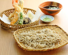 Buckwheat noodles on a bamboo strainer served with Tempura