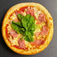 Prosciutto and arugula pizza