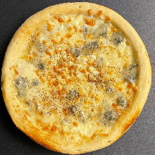 quattro formaggi served with honey