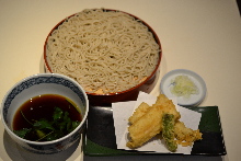 Buckwheat noodles on a bamboo strainer served with Tempura