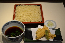 Buckwheat noodles on a bamboo strainer served with Tempura