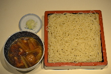 Buckwheat noodles served on a bamboo strainer with chicken