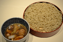 Buckwheat noodles served on a bamboo strainer with chicken