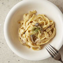 Wheat noodles as Carbonara-style Wheat noodles as Carbonara-style