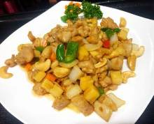 Stir-fried chicken and cashew nuts