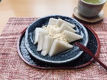 Kudzumochi (arrowroot-starch dumpling)