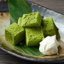 Warabimochi (bracken-starch dumpling covered in sweet, toasted soybean flour)