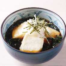 Sea lettuce and deep-fried tofu