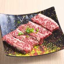Thickly-cut wagyu beef premium skirt steak
