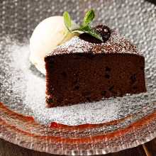 Gateau chocolate served with vanilla ice cream