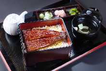 Super Deluxe eel served over rice in a lacquered box The size of the eel is half a tail