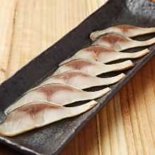 Thinly sliced smoked mackerel sashimi