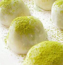 Daifuku (rice cake with red bean paste filling)