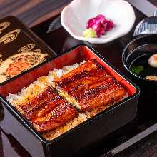 Eel served over rice in a lacquered box