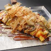 Tonpei-yaki (stir-fried cabbage and meat topped with egg)