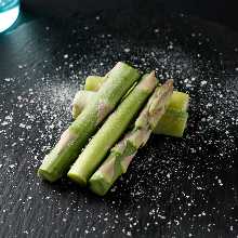 Salted and grilled asparagus