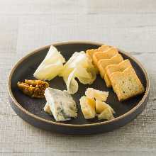 Assorted 3 kinds of cheeses