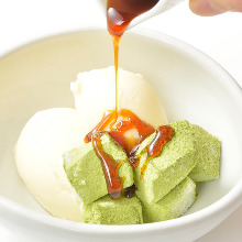Bracken-starch dumplings with powdered green tea served with vanilla ice cream