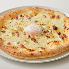 Carbonara pizza with soft boiled egg