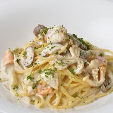 Cream sauce pasta with seafood and mushrooms