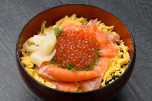 Fatty salmon and salmon roe rice bowl