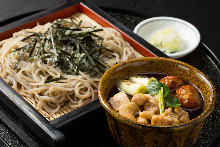 Buckwheat noodles served on a bamboo strainer with chicken